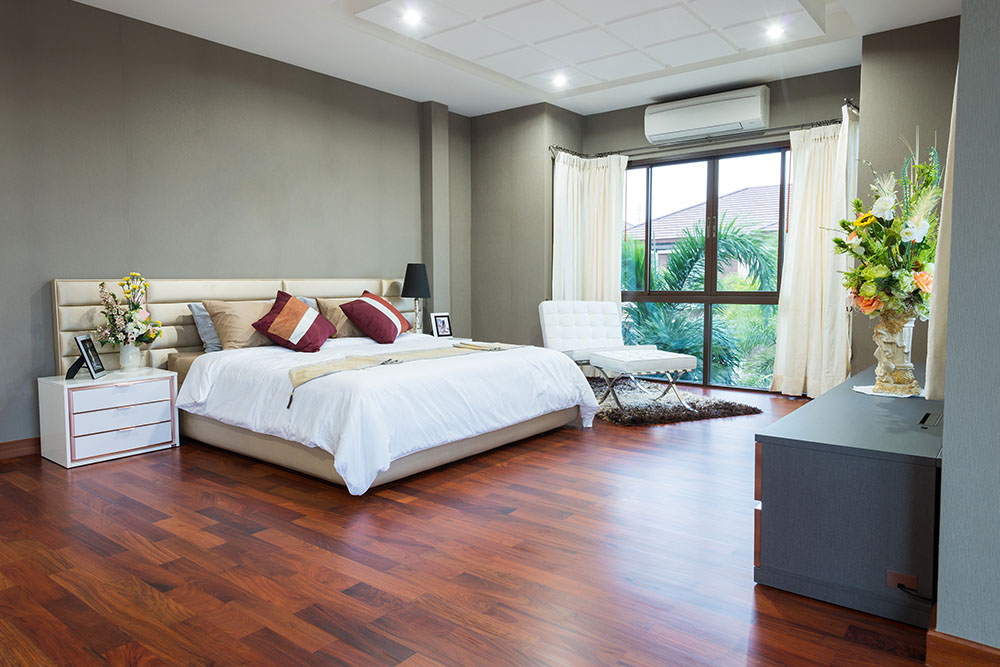 Make the Right Choice: Vinyl Planks or Carpet for the Bedroom 